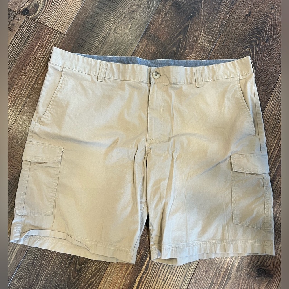 Men’s khaki cargo shorts